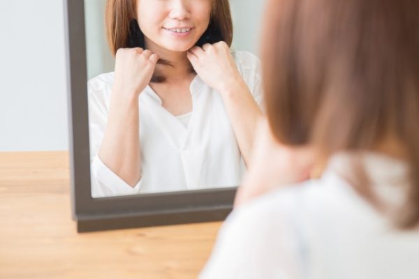 朝髪を整える女性