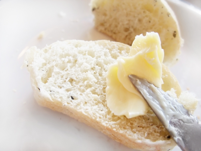 誰かにバターを塗りたくる!?英語「butter someone up」の意味とは