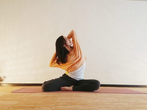 ヨガで胸をひらけば心もオープンに♪前向きになれる「ハトのポーズ」