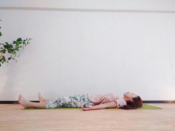 寝たまま簡単♪安眠に導く「おやすみ前の1分ヨガ」