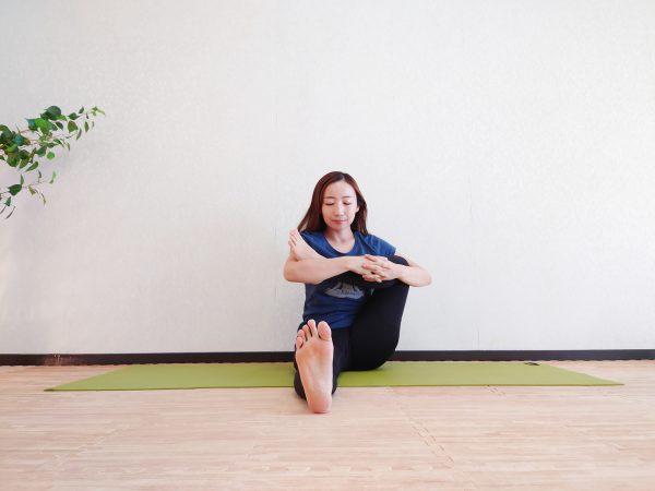 足の冷えやむくみを解消!めぐりを良くするヨガ「股関節ほぐし」
