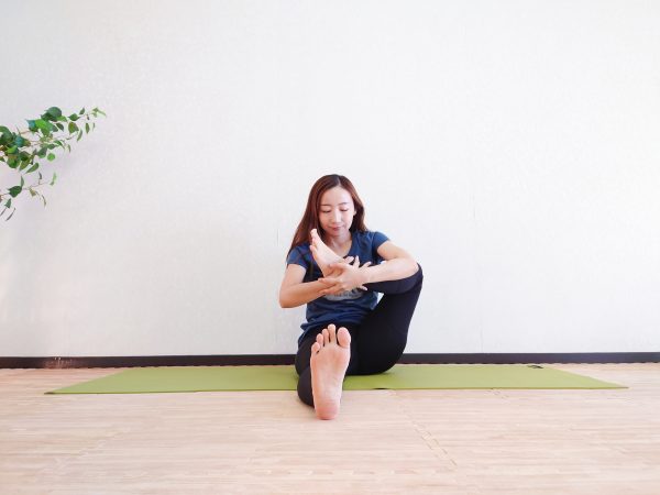 足の冷えやむくみを解消!めぐりを良くするヨガ「股関節ほぐし」