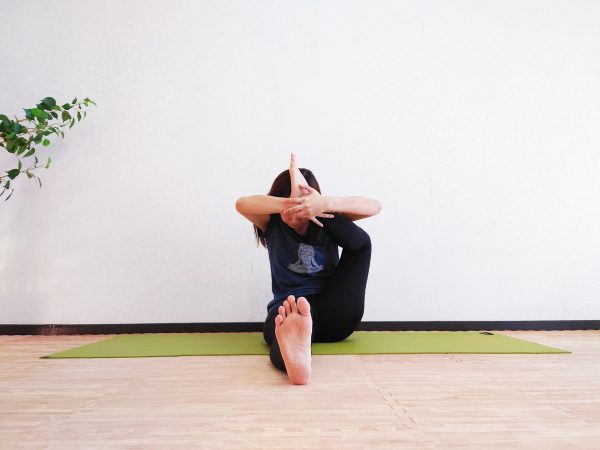 足の冷えやむくみを解消!めぐりを良くするヨガ「股関節ほぐし」