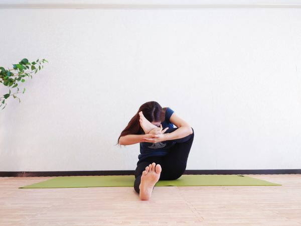 足の冷えやむくみを解消!めぐりを良くするヨガ「股関節ほぐし」