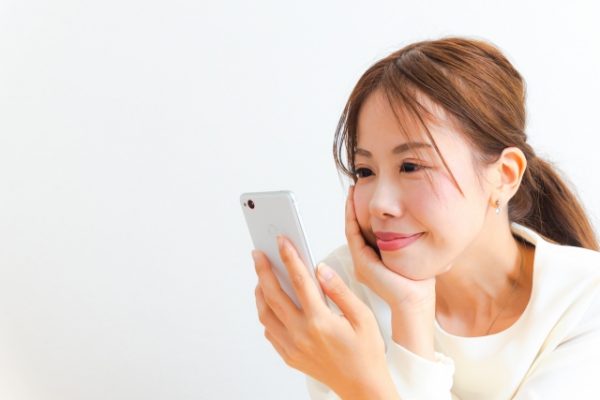 スマホを見る女性