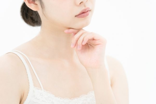 肌をチェックする女性