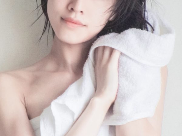タオルドライする女性