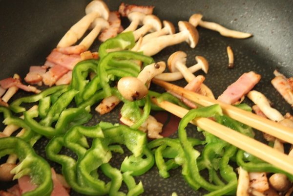 野菜とベーコンの巣ごもり卵