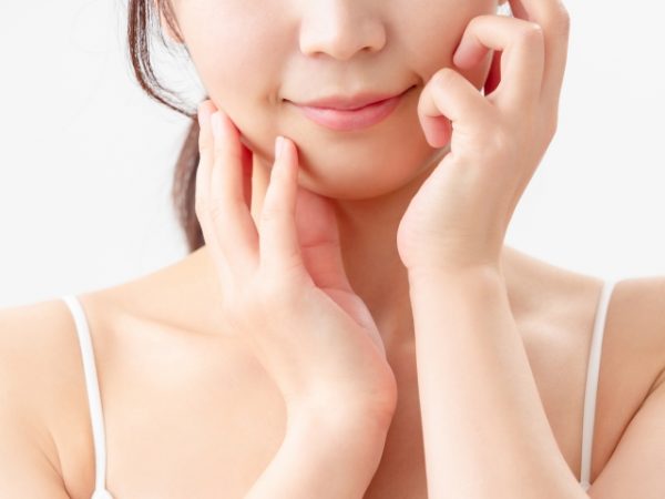 肌をチェックする女性