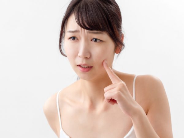 肌をチェックする女性