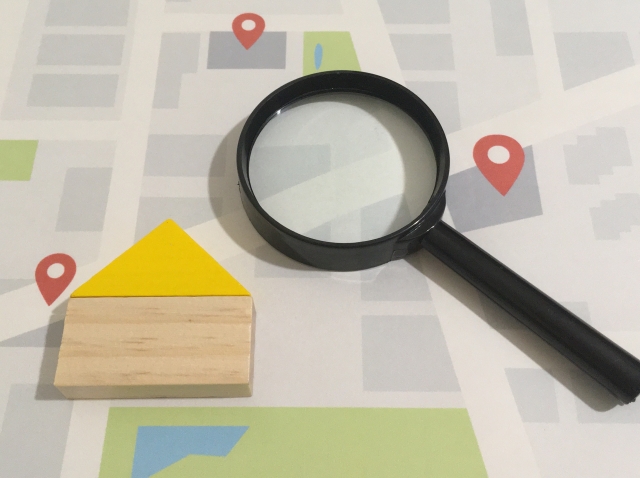 「この通りに住んでいます」はどう言う?inとon、theとthisの使い分け方