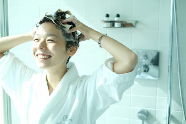 シャンプーする森本さん