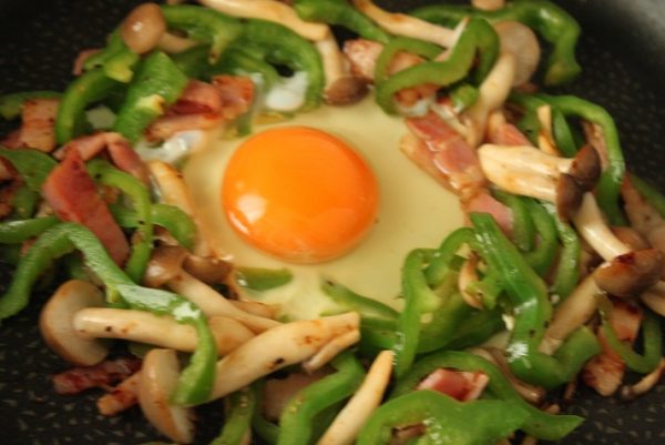野菜とベーコンの巣ごもり卵