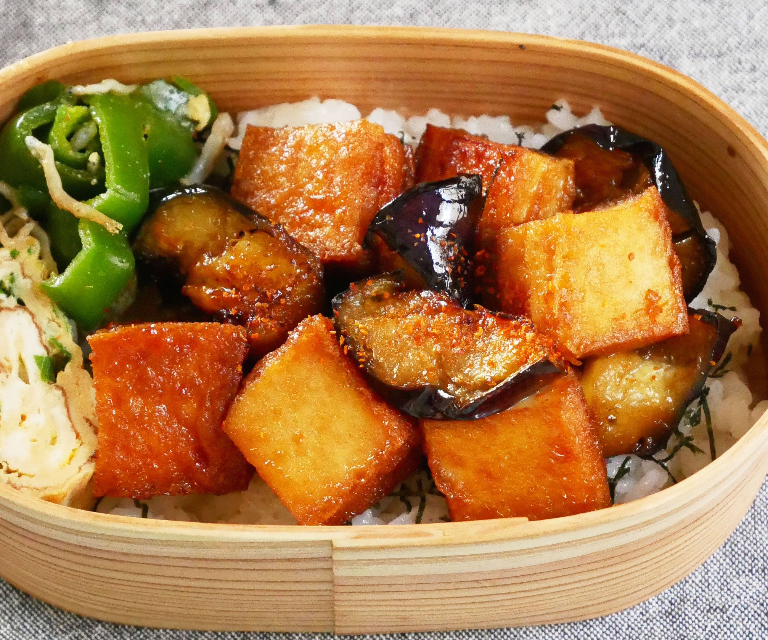 お弁当にもOK！食材2つだけで超簡単「厚揚げ丼」