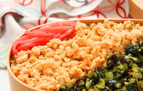 レンジと同時進行で時短!鶏たま&小松菜の「そぼろ弁当」