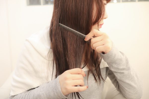 ドライヤー前に使えば朝の髪が変わる！正しい「ヘアオイル」の使い方
