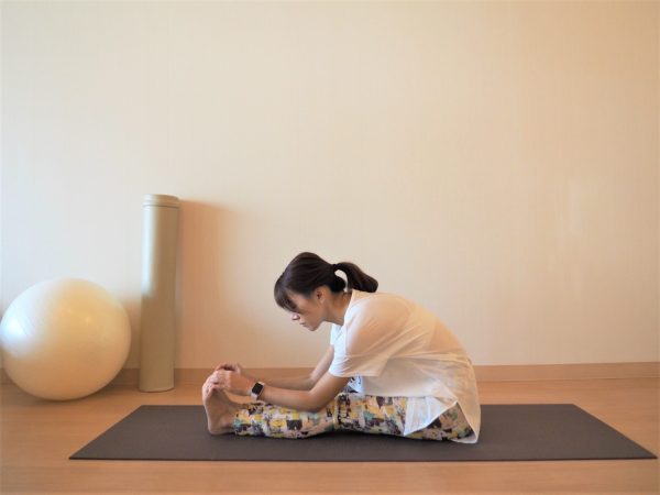 朝からスキップしたくなる!?脚の疲れを解消する「下半身の背面ストレッチ」