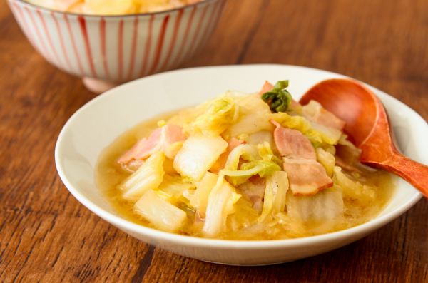 ご飯がすすむ♪レンジで簡単作り置き「白菜とベーコンのうま煮」 by:五十嵐ゆかりさん