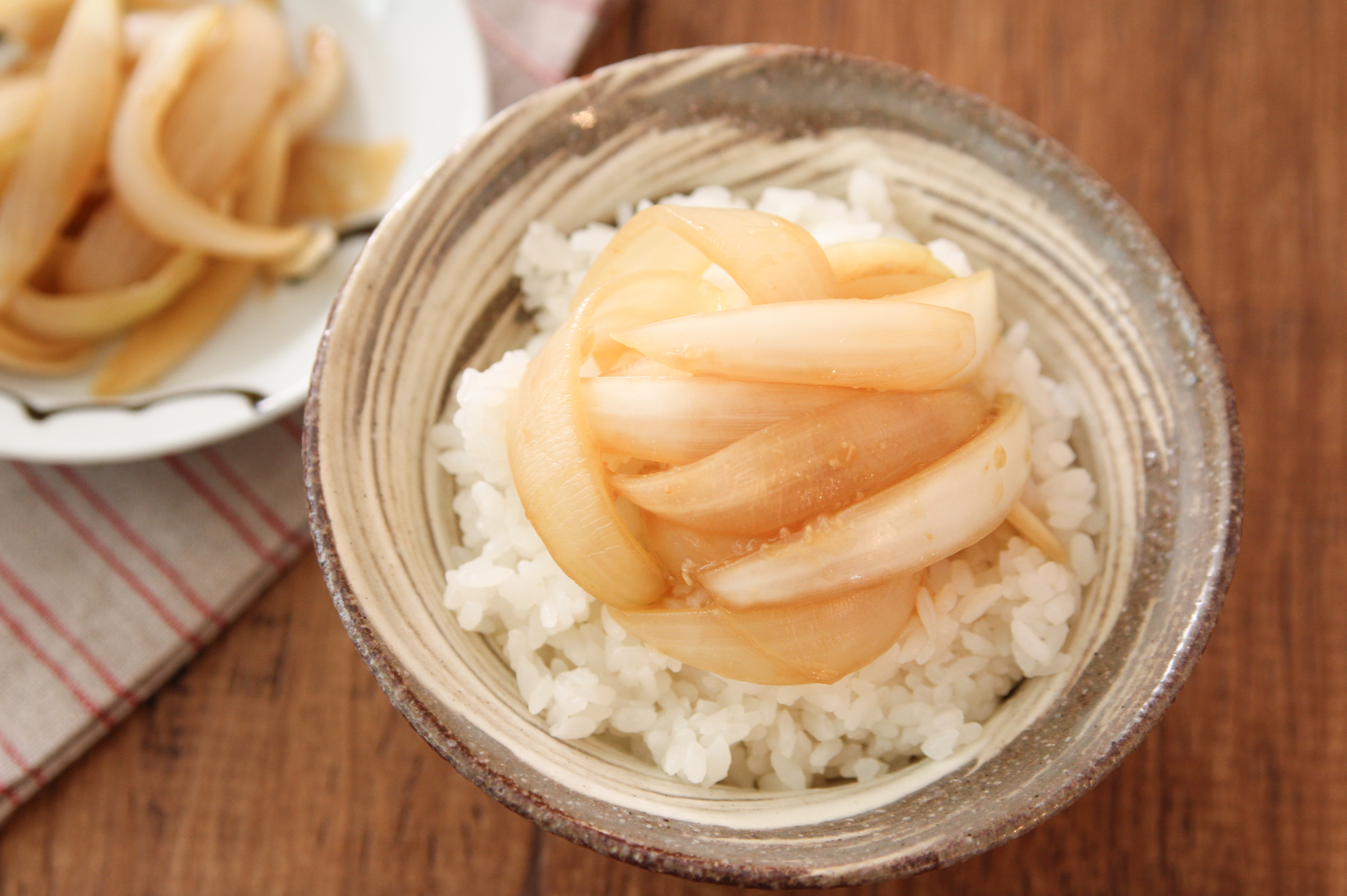 チンして混ぜるだけ!ご飯が進む「甘辛味噌ポン玉ねぎ」の作り置き