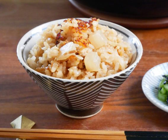 材料をのせて炊くだけ！炊飯器で簡単「ツナ大根めし」
