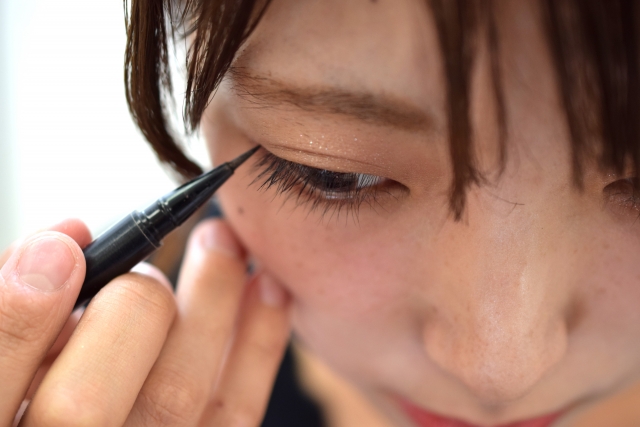 簡単なのに効果絶大！自然できれいな目元になる「ダブルアイライン」の引き方