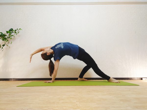 肩こりもスッキリ♪胸をひらいて前向きになるポーズ「ワイルドシングス」