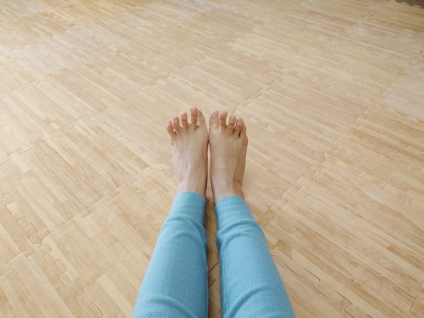 ツボ押しで効果アップ！末端の冷えを解消する「足指ジャンケン」