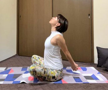 引っ張り合うって気持ちいい！ガチガチ肩甲骨をほぐす簡単ストレッチ♪