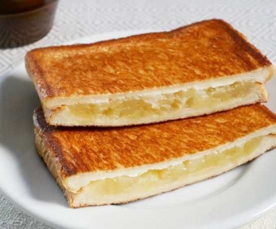 鍋をのせて焼くだけ！カリッ＆とろ～り絶品「りんごのホットサンド」