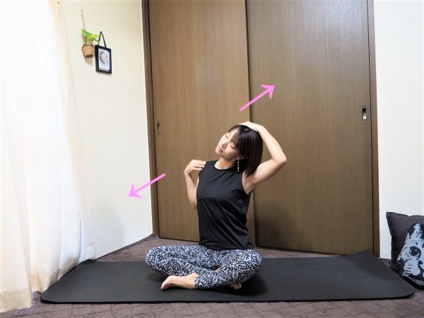 スマホの使い過ぎが原因の「ずんぐり顔」がすっきり！朝の簡単ストレッチ♪