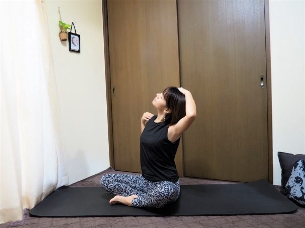 スマホの使い過ぎが原因の「ずんぐり顔」がすっきり！朝の簡単ストレッチ♪