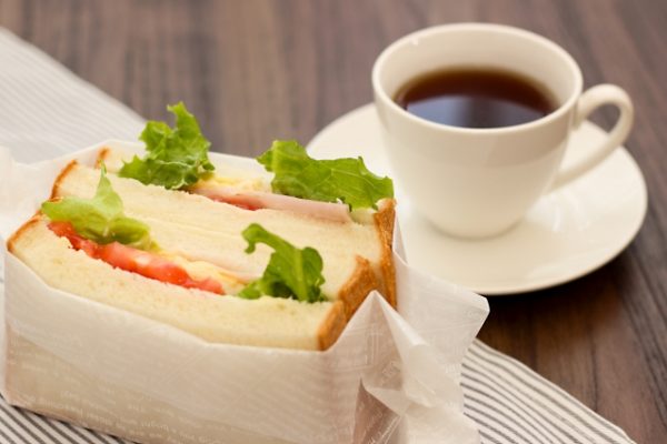 サンドイッチとコーヒー