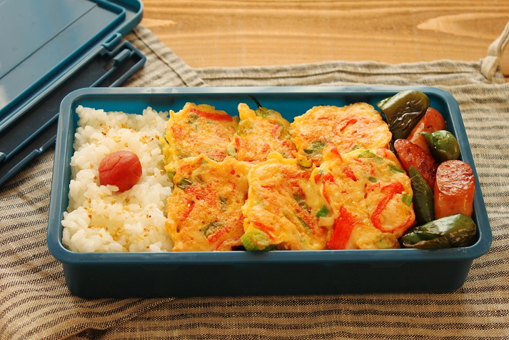 フライパン1つ！男子も喜ぶ「かにかまピカタ」「ウインナーとピーマンのソース炒め」2品弁当