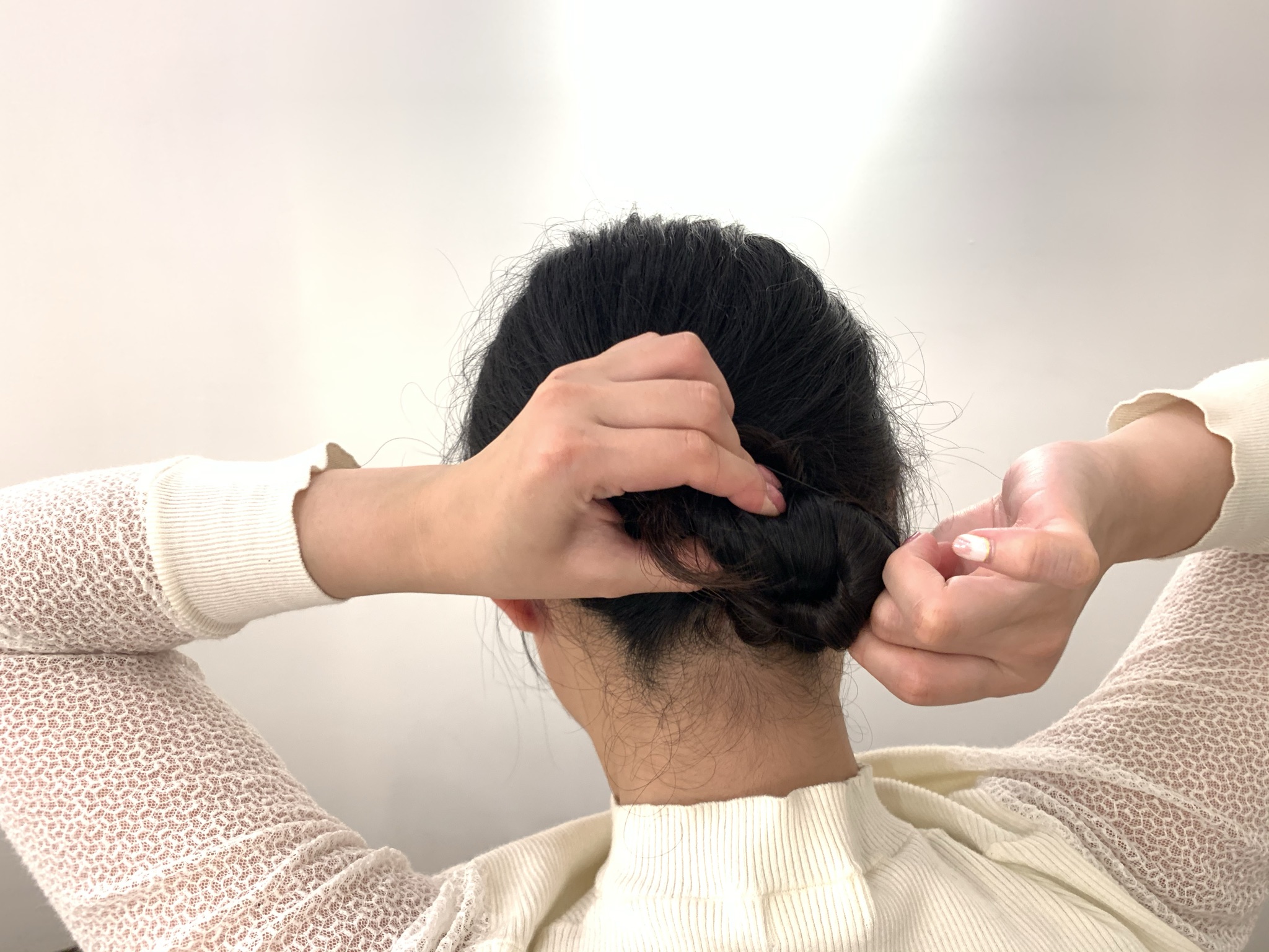 ストールを巻く日にも◎ゴム1本で簡単お団子ヘアアレンジ術