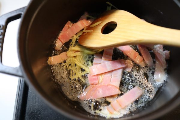 コンソメ不要。お鍋の残りで簡単「白菜とベーコンのミルク味噌スープ」