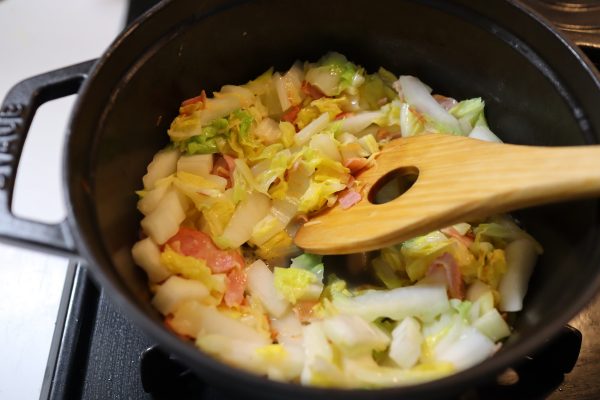 コンソメ不要。お鍋の残りで簡単「白菜とベーコンのミルク味噌スープ」