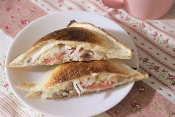 トースターと缶詰でお手軽!「さばとトマトのチーズホットサンド」