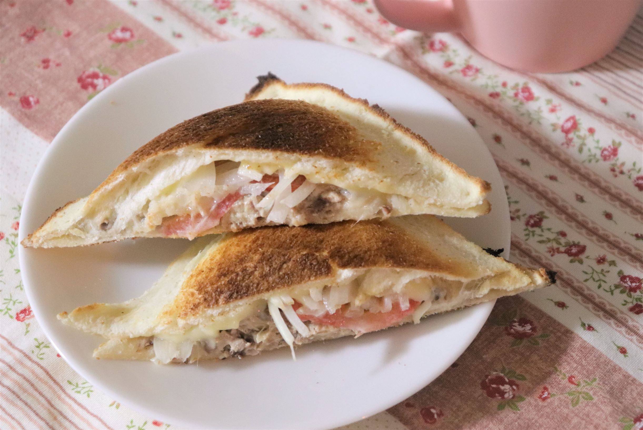 トースターで簡単！さば缶とトマト入り「チーズホットサンド」