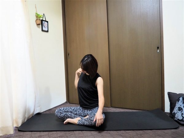 スマホの使い過ぎが原因の「ずんぐり顔」がすっきり！朝の簡単ストレッチ♪
