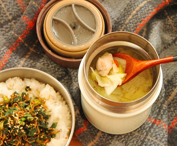 出汁いらずで簡単！「白菜漬と鶏肉のスープ」「春菊の生ふりかけご飯」2品弁当