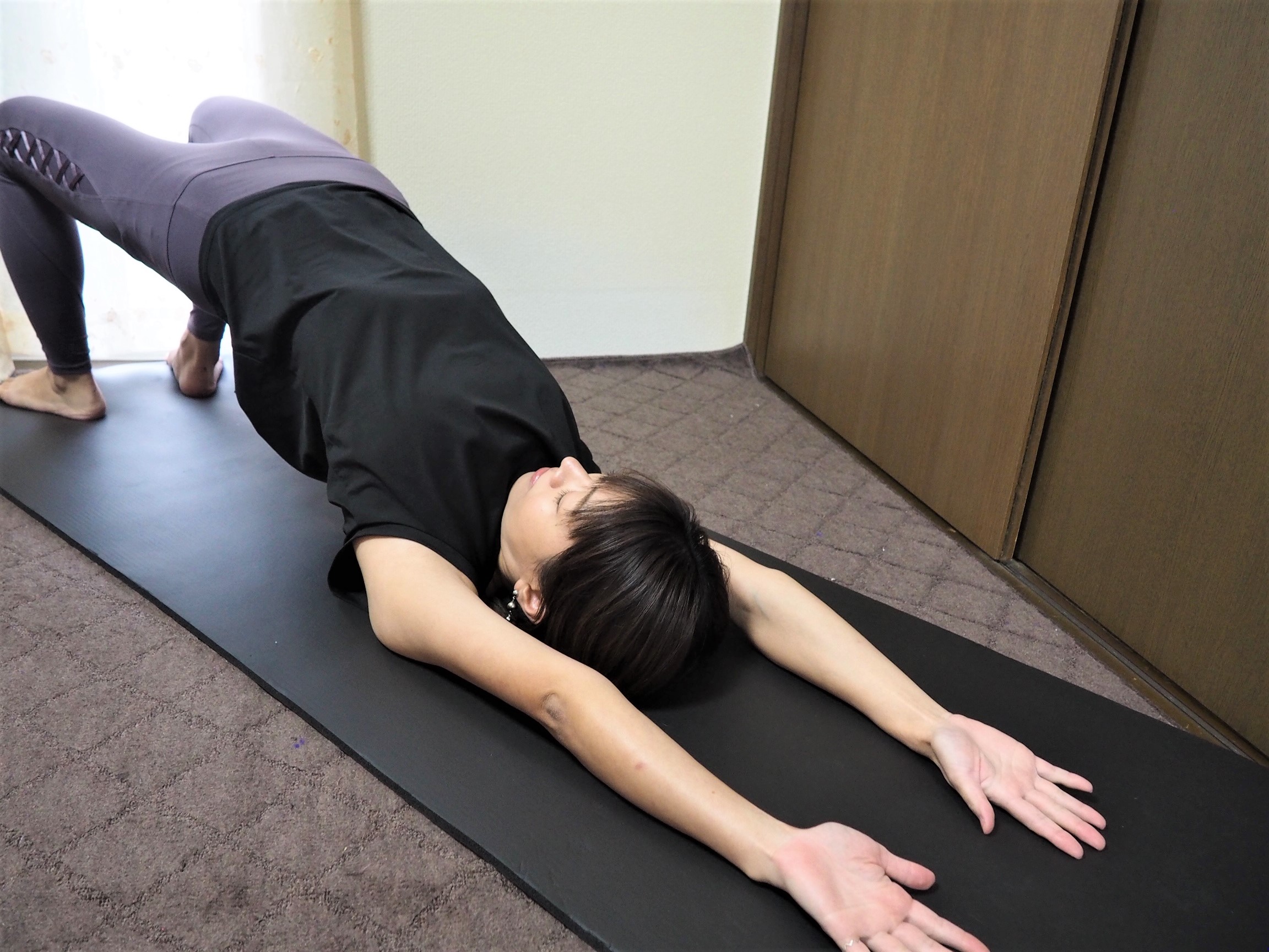 簡単で気持ちいい！布団の中で丸まっていたい朝の「背中・腰」ストレッチ