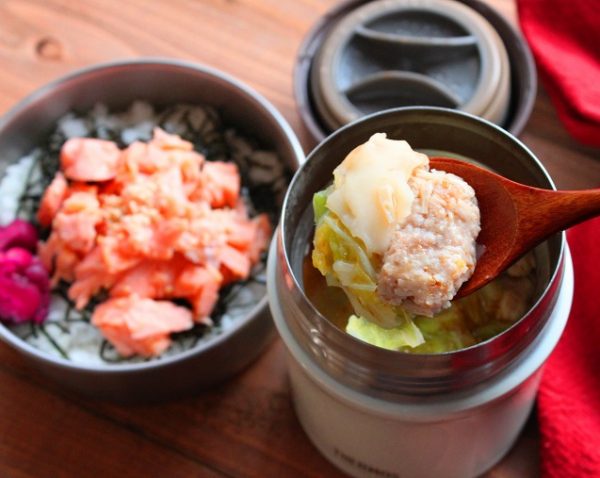 スープジャーで熱々!「肉団子と白菜のワンタンスープ」「レンチン鮭ほぐし」2品弁当