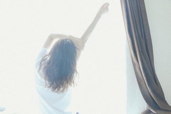 朝日と起き抜けの女性