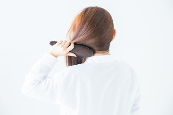 ブラッシングする女性
