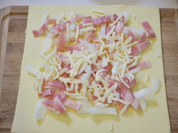冷凍パイシートで楽ちん♪のせて焼くだけで簡単「オニオンパイ」