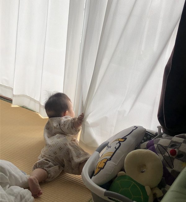 さやかさん‗カーテンを開ける