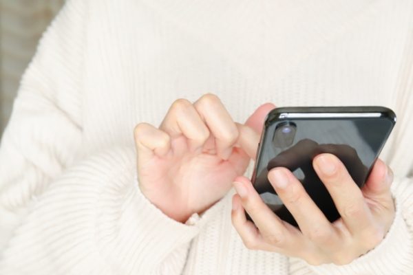 スマホで予約する女性