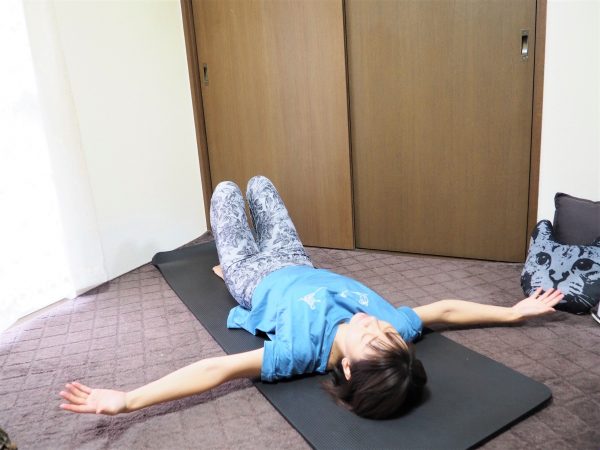2021年はじまりの朝に！寝たままでユル気持ちいい「肩・背中」ストレッチ