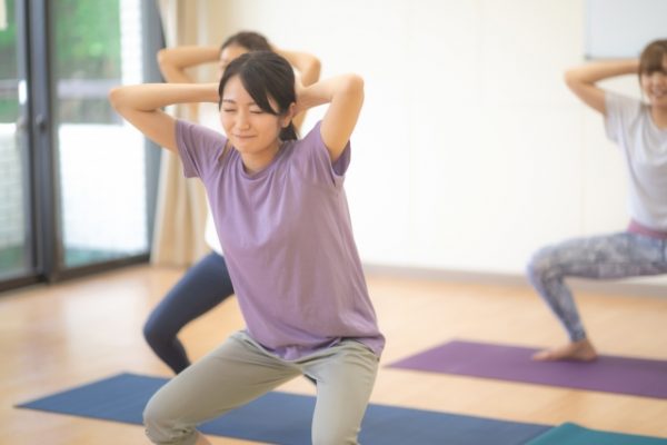 スクワットする女性
