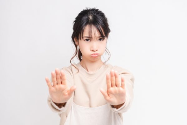 NGポーズをする女性